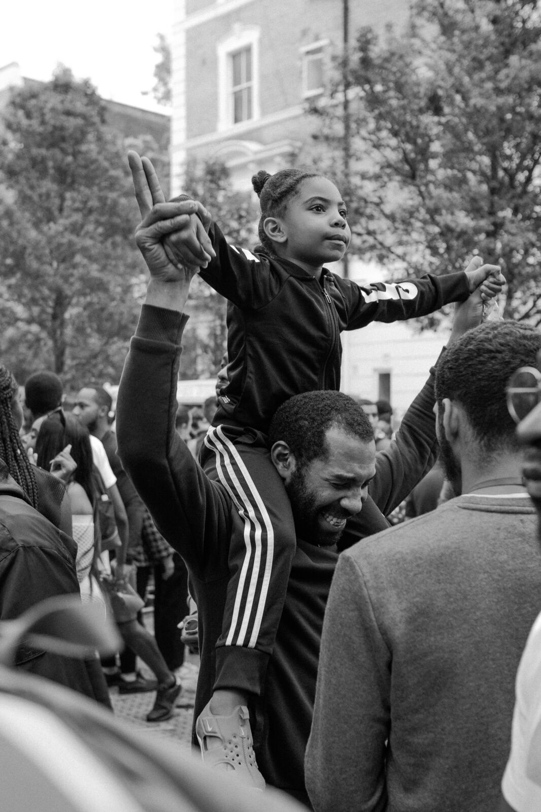 daughter-on-fathers-shoulders
